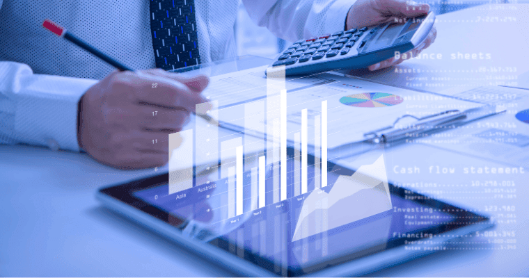 Empresário analizando dados em tablet e gráficos