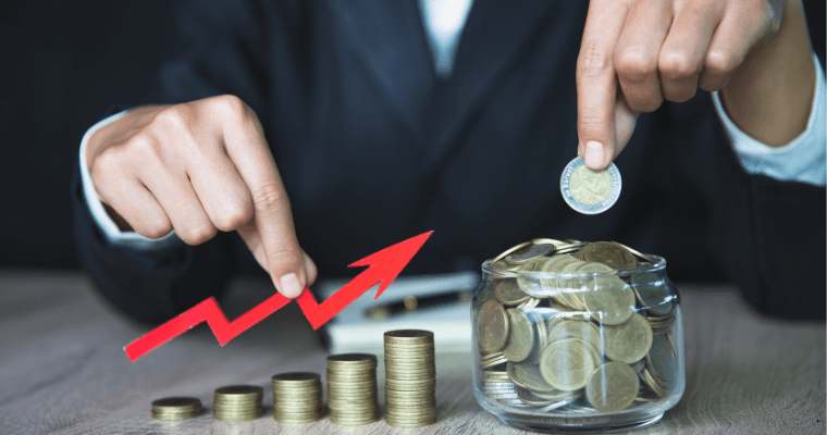 Empresário segurando pote com moedas