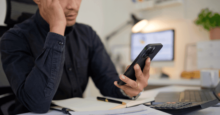 Pessoa analisando celular com atencao