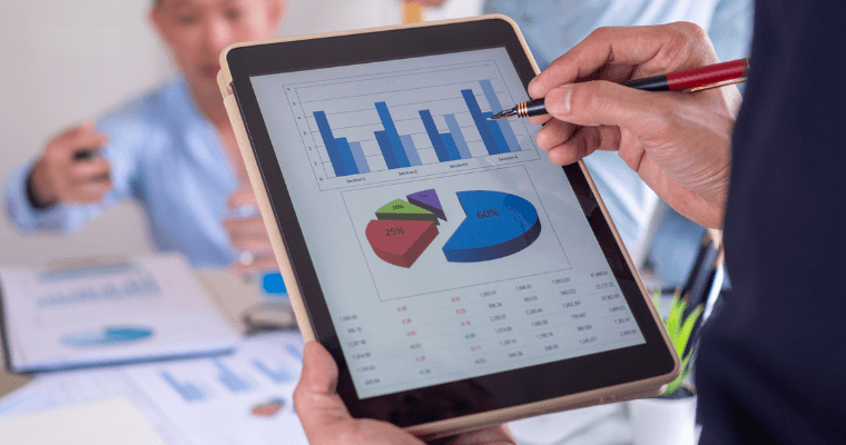 Empresáro segurando tablet com gráficos