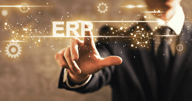 Empresáro clicando em ERP