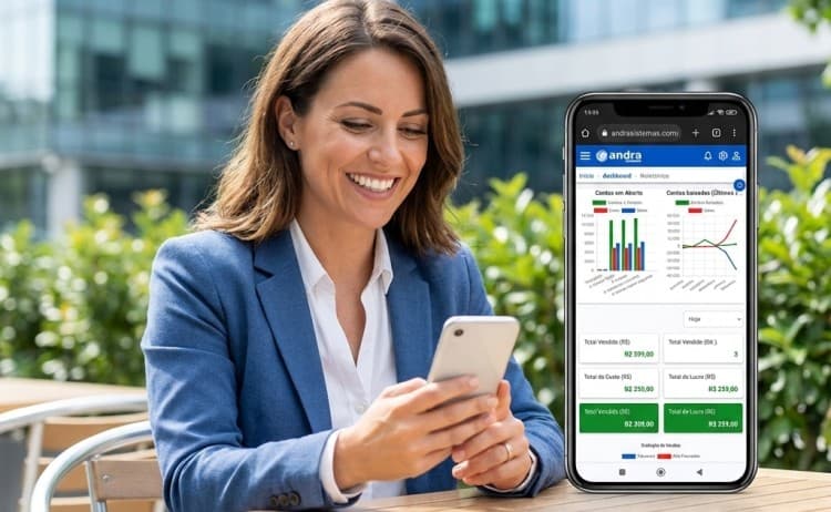 Empresário confiante sorrindo enquanto olha para um smartphone com painel de gestão empresarial na tela — gráficos de vendas, fluxo de caixa e indicadores em verde. Ambiente externo ou café, transmitindo mobilidade e liberdade.
